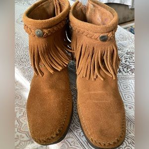 Minnetonka single fringe suede ankle boots